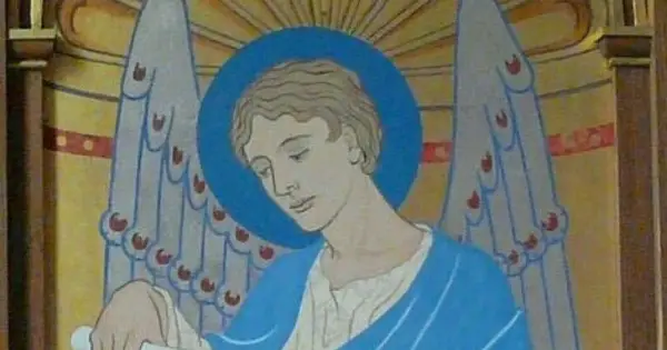 Archanioł Uriel, z niebieską aureolą i skrzydłami, pochyla głowę nad zwojem.