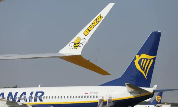 Samolot Buzz z pszczółką i napisami "BUZZ" oraz Ryanair. Czy to oznacza, że lot czarterowy co to jest, jest obsługiwany przez te linie?
