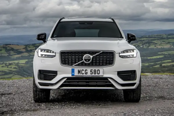 Białe Volvo XC90 2020 na tle malowniczego krajobrazu.