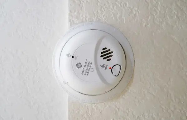 Détecteur de fumée et de monoxyde de carbone installé au plafond. Il est temps de penser au remplacement, que vous soyez locataire ou propriétaire.