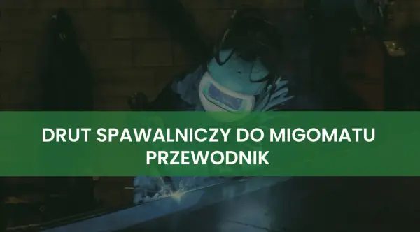 Spawacz w masce ochronnej pracuje z migomatem, używając drutu spawalniczego.