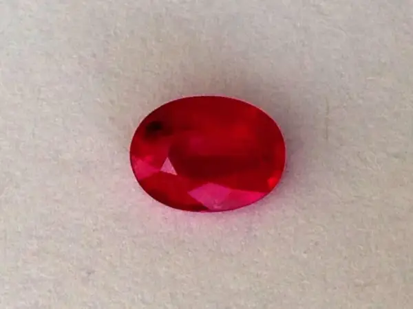 Rubino sangue di piccione, un gioiello intenso. Il suo significato è legato alla passione e alla vitalità.