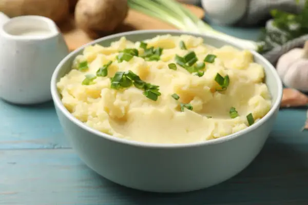Pyszne puree ziemniaczane, idealne do obiadu. Dowiedz się, jak zrobić puree, które zachwyci każdego!