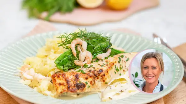 En portion lax med citronsås, serverad med potatismos, gröna bönor och räkor. En glad kvinna syns i en cirkel till höger.