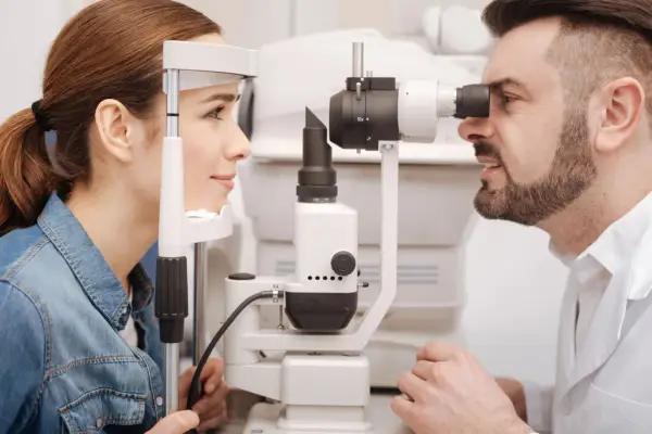 Laserowa korekcja wzroku - Dlaczego okuliści noszą okulary?