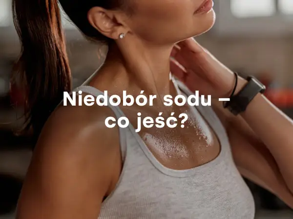 Spocona kobieta po treningu. Tekst: Niedobór sodu – co jeść? Podpowiadamy, jak uzupełnić elektrolity.