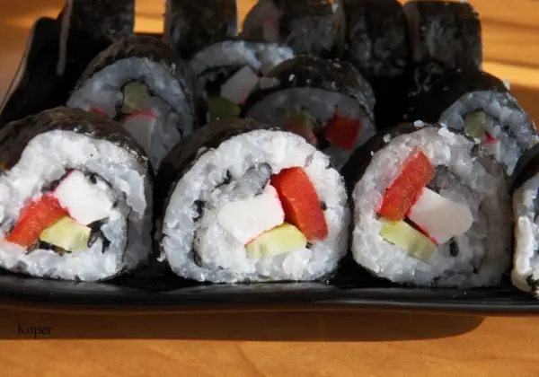 Roladki sushi z surimi, ogórkiem i papryką. Proste przepisy na domowe sushi.