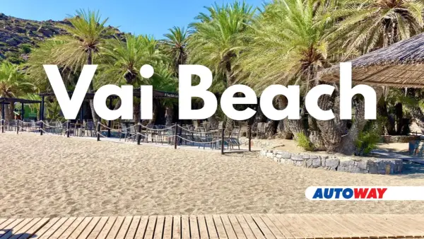 Plaża Vai z palmami i kawiarnią. Idealne miejsce na relaks.
