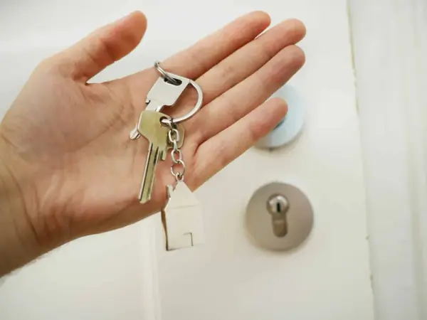 Main tenant, quel apport pour emprunter 300 000 euros ? Clés d'une maison avec un porte-clés en forme de maison.