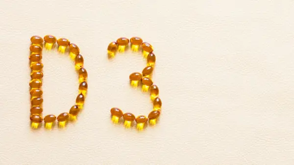 Kapsułki z witaminą D3 ułożone w napis "D3", symbolizujące walkę z niedoborem witaminy D.