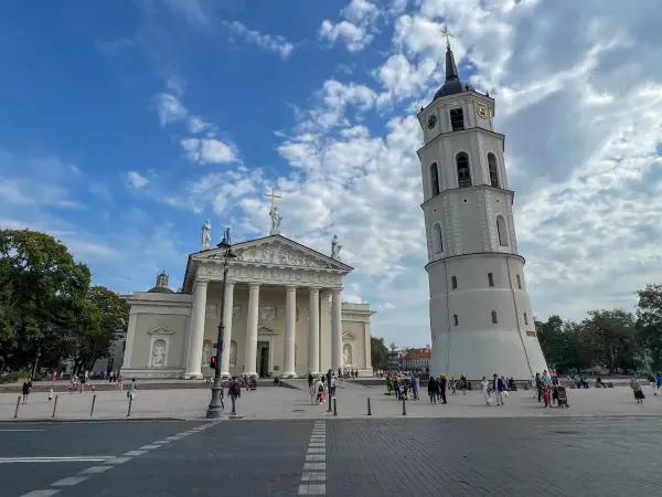 Katedra Wileńska i dzwonnica na placu. Piękne litewskie miasta zachwycają architekturą.