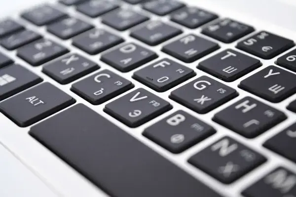 Jak podłączyć klawiaturę do laptopa - Kompletny przewodnik krok po kroku