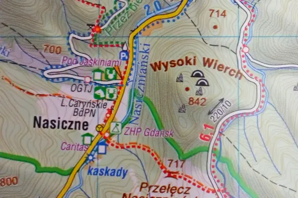 Mapa turystyczna Bieszczadów z zaznaczonymi szlakami, punktami widokowymi i jaskiniami. Widoczne nazwy: Nasiczne, Wysoki Wierch, Pod Jaskiniami.