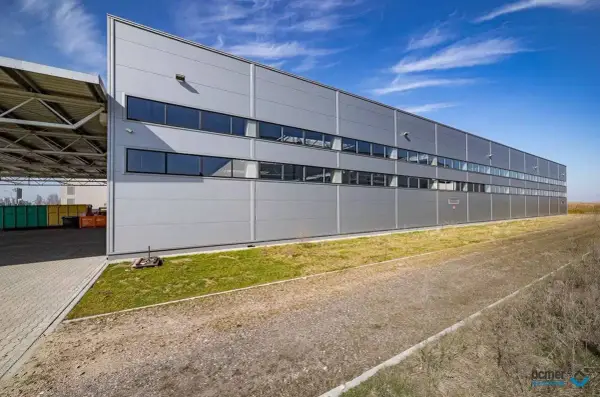 Projektowanie hali z płyty warstwowej – kluczowe aspekty