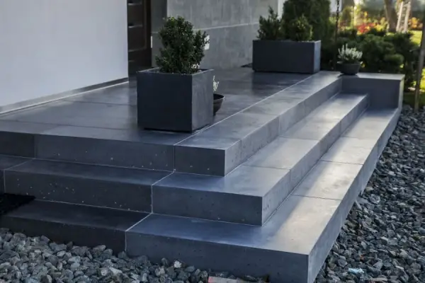 Mocny beton na schody zewnętrzne: uniknij zniszczeń i mrozów