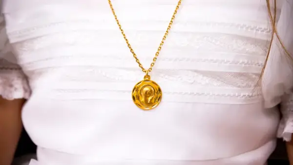 Jaki medalik na komunię? Wybierz idealny symbol wiary dla dziecka