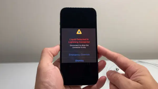 iPhone - wykryto ciecz w porcie? Co robić, czego nie