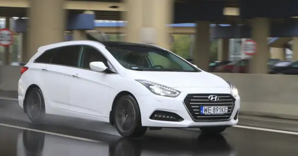Biały Hyundai i40 1.7 CRDi na mokrej drodze, w ruchu miejskim.