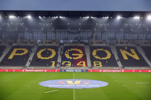 Stadion z napisem POGOŃ 1948 na trybunach. Piast Gliwice – Pogoń Szczecin.