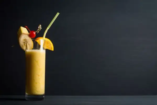 Orzeźwiający drink z sokiem bananowym i malinowym na każdą okazję