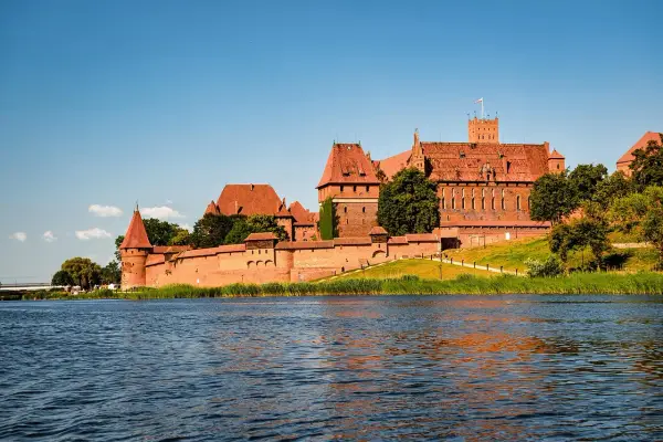 Potężny zamek w Malborku, największa ceglana twierdza Europy. Poznaj zamek w Malborku ciekawostki i jego historię.