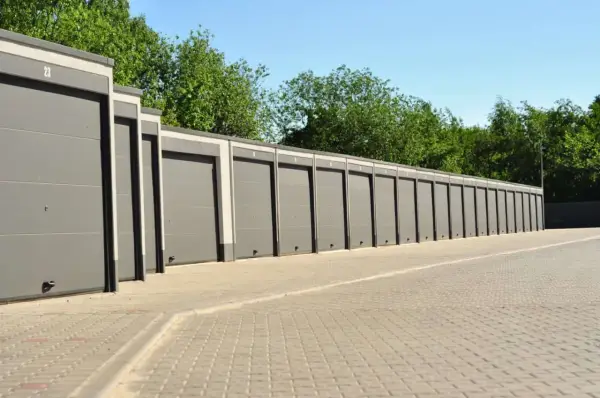 Garaż betonowy prefabrykowany: przewodnik, koszty, montaż, prawo