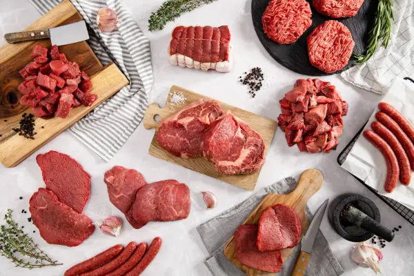 Assortiment de viande bovine : steaks, rôtis, cubes, saucisses et viande hachée. Parfait pour un repas de race bovine viande.