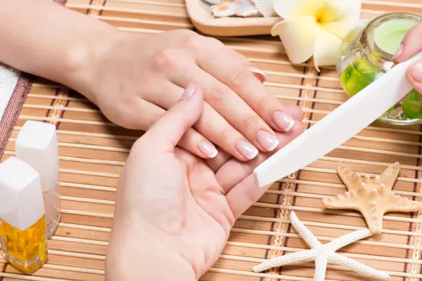Manicure japoński - czy to ratunek dla osłabionych paznokci?