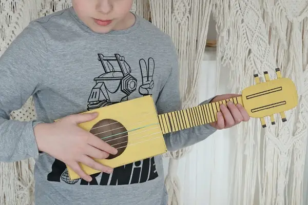 Jak zrobić gitarę z kartonu - prosty sposób na kreatywny projekt