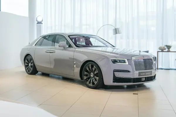 Szary Rolls-Royce Ghost w salonie. Zastanawiasz się nad jego cena? Luksus na kołach.