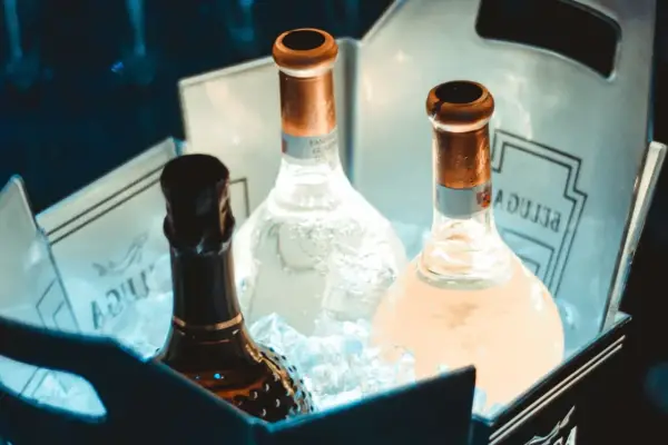 Butelki schłodzone w lodzie. W jakiej temperaturze zamarza alkohol? Zależy od jego stężenia.