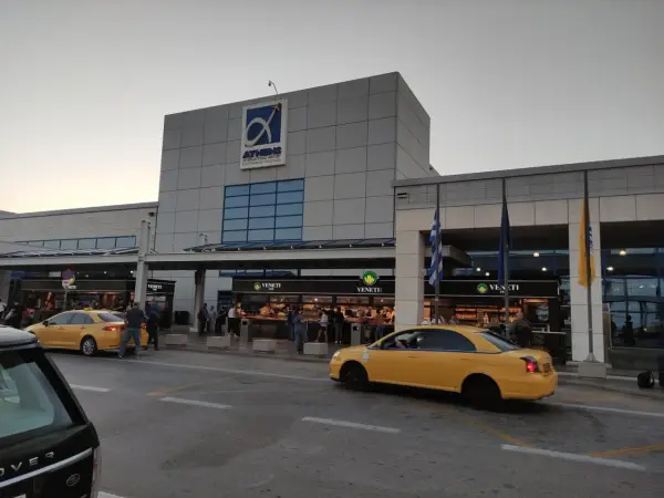 Lotnisko w Atenach - Jak dojechać do centrum i ile czasu zaplanować?
