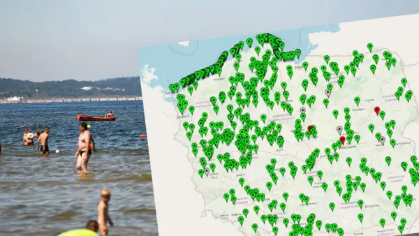 Ludzie kąpiący się w Bałtyku, obok mapa Polski z zaznaczonymi punktami, być może informującymi o zagrożeniu sinice bałtyk.