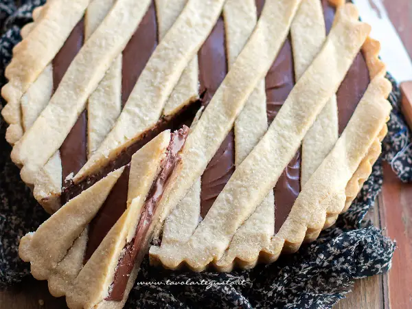 Crostata alla Nutella con un ripieno goloso e una copertura a griglia perfetta.