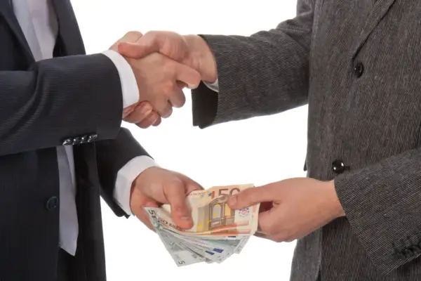 Uścisk dłoni i przekazanie pieniędzy. Czy to początek nielegalnej transakcji, która wkrótce będzie podlegać zmianom w kodeksie karnym?