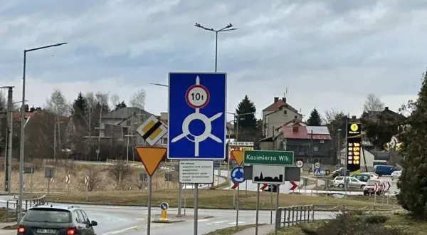 Znaki drogowe przy rondzie na trasie Kazimierza Wielka. Ograniczenie tonażu 10t.