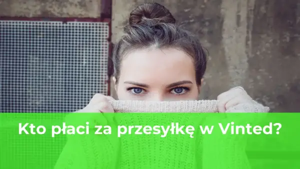 Kto płaci za przesyłkę w Vinted? Młoda kobieta z niebieskimi oczami ukrywa usta pod swetrem, zastanawiając się nad kosztami wysyłki.