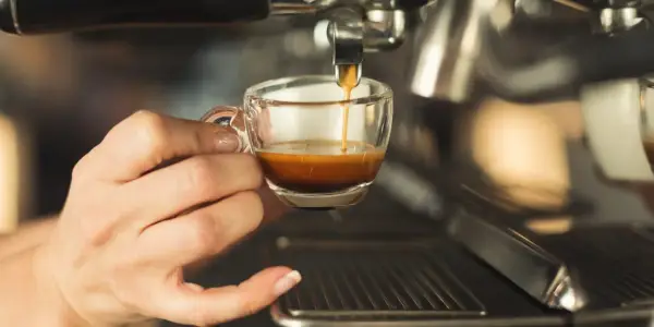 Sekrety idealnego espresso w domu: Poradnik baristy krok po kroku