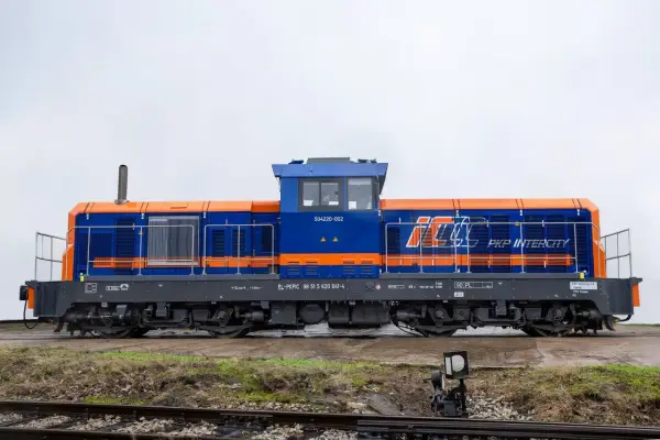 Niebiesko-pomarańczowa lokomotywa SM42 PKP Intercity SU4220-002 stoi na torach.