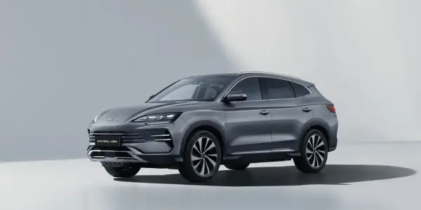 Szary BYD Seal U DM-i, SUV z nowoczesnym designem. Sprawdź jego atrakcyjną cenę i możliwości.