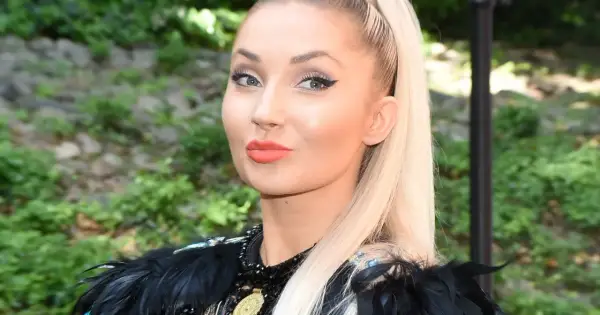 Uśmiechnięta Cleo, choć trudno zgadnąć, ile Cleo ma lat, prezentuje się zjawiskowo w czarnej, pióropuszowej kreacji.