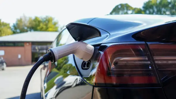 Ile kosztuje ubezpieczenie samochodu elektrycznego? Sprawdź ceny i czynniki wpływające na koszty