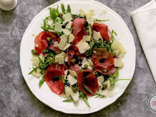 Bresaola - Co to jest, jak smakuje i z czym podawać?