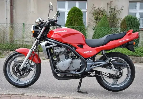 Czerwony motocykl Kawasaki ER-5 Twister. Poznaj jego dane techniczne i poczuj wolność na drodze.
