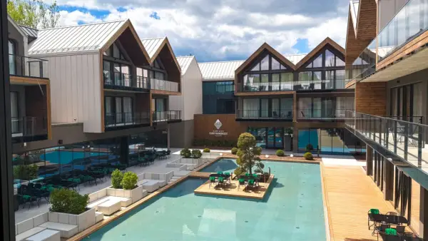 Nowoczesny kompleks hotelowy z basenem i tarasami. Idealne miejsce na relaks w Termach Karkonosze.