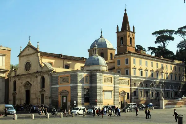Piazza con chiese barocche, cupole e campanile. Un itinerario ideale per scoprire la Roma barocca, con gente che passeggia e auto.