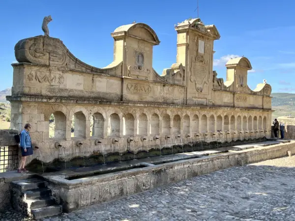 Fontana monumentale con archi e getti d'acqua, un luogo da scoprire ad Agira.