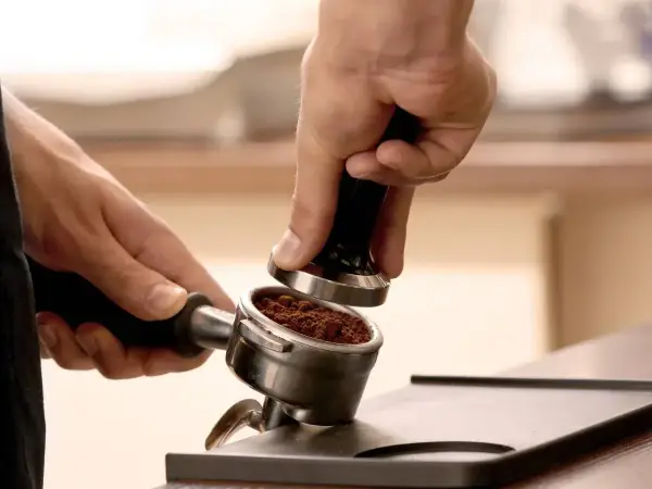 Barista ubija kawę. Grubość mielenia kawy a smak – klucz do idealnego espresso.