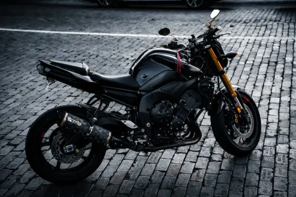 Czarny motocykl na bruku, gotowy do sprowadzenia motocykli z USA.