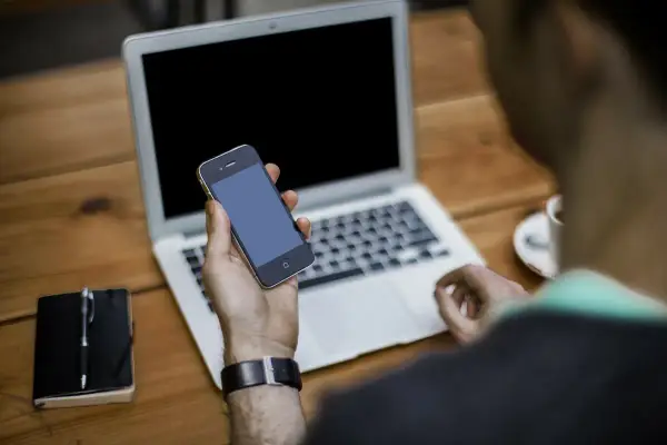 Jak przegrać zdjęcia z telefonu na laptopa bez problemów i strat